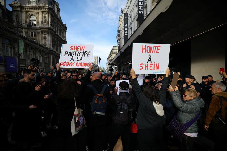Den seneste måned har der været adskillige demonstrationer uden for BHV i protest mod Shein. Blandt andet på grund af børnedukker beregnet til seksuelt formål, der var til salg på den kinesiske platform. Foto: Sarah Meyssonnier/Ritzau Scanpix