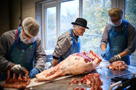 Michael Busk underviser bl.a. sine elever i dyrenes anatomi, og hvordan man skærer de bedste udskæringer af kødet, der primært skal bruges til salg i slagterbutikker og supermarkeder. Foto: Janus Engel/Janus Engel