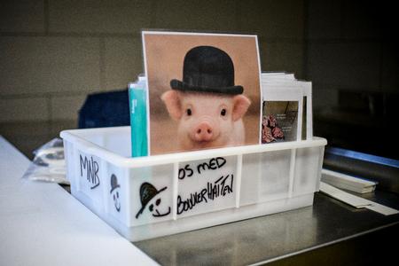 Bowlerhatten betyder noget helt særligt for Michael Busk, der altid har den på, når han underviser, og til særlige lejligheder som fødselsdage og juleaften. »Jeg kan også finde på at tage den på, når jeg laver mad derhjemme«, siger gourmetslagteren, der ynder at ønske folk omkring ham en »sprød dag« eller »sprød weekend«. Foto: Janus Engel/Janus Engel