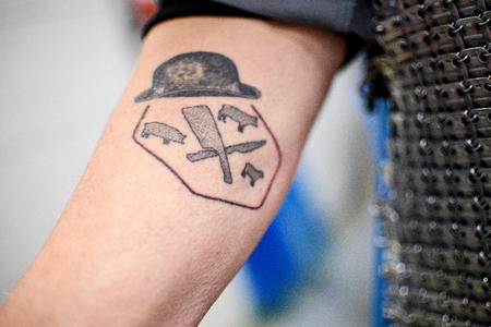 Gourmetslagteren er stjernestolt af sit fag og har fået tatoveret slagterfagets symboler på sin underarm. Foto: Janus Engel/Janus Engel