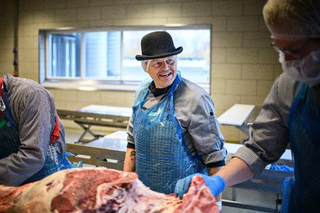 Michael Busk er aktiv på sociale medier, hvor han deler sin store glæde for slagterfaget og kød i det hele taget. På Instagram kan man f.eks. se ham teste sprødheden af flæskesvær, også kaldet »slagterbolcher«, og quizze om pølsetyper.  Foto: Janus Engel/Janus Engel