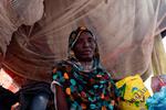 En sudansk flygtning sidder i et telt i flygtningelejren i Um Yanqur i Darfur-regionen. Foto: -/Ritzau Scanpix