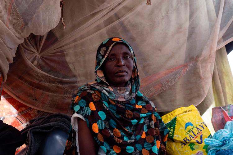En sudansk flygtning sidder i et telt i flygtningelejren i Um Yanqur i Darfur-regionen. Foto: -/Ritzau Scanpix