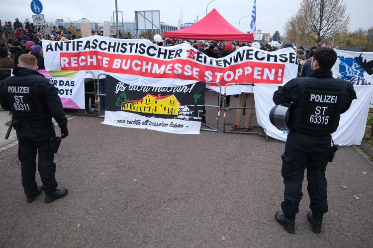 I den forgangne weekend førte den højreradikale bogmesse i byen Halle i den tyske delstat Sachsen-Anhalt til vold og protester. Foto: Sebastian Willnow/Ritzau Scanpix