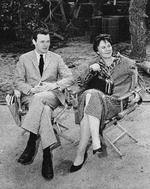 Producer Alan Pakula og  Harper Lee under optagelserne til filmatiseringen af 'Dræb ikke en sangfugl'. Ny udgivelse giver indblik i den hårde forfattervej mod succes. Foto: Anonymous/Ritzau Scanpix