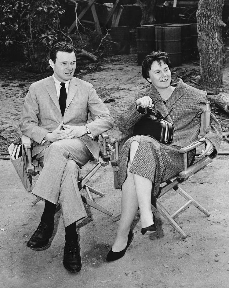 Producer Alan Pakula og  Harper Lee under optagelserne til filmatiseringen af 'Dræb ikke en sangfugl'. Ny udgivelse giver indblik i den hårde forfattervej mod succes. Foto: Anonymous/Ritzau Scanpix