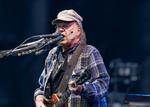 Selv om Neil Young er en 80-årig gråsprængt gubbe i skovmandsskjorte og med vildtvoksende bakkenbarter, kan han stadig trænge igennem til nye generationer med sine budskaber – og sin musik. Her er han fotograferet på Tiøren på Amager, hvor han gav koncert tidligere på året.  Foto: Signe Lægsgaard
