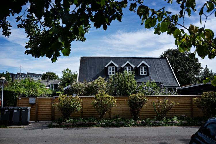 In Havebyen Mozart in Copenhagen’s Sydhavn, residents lived illegally in the houses for many years and didn’t pay property tax like other homeowners. Then the municipality gave them permission to stay. Now a house can sell for between 4 and 7 million DKK. Foto: Martin Lehmann