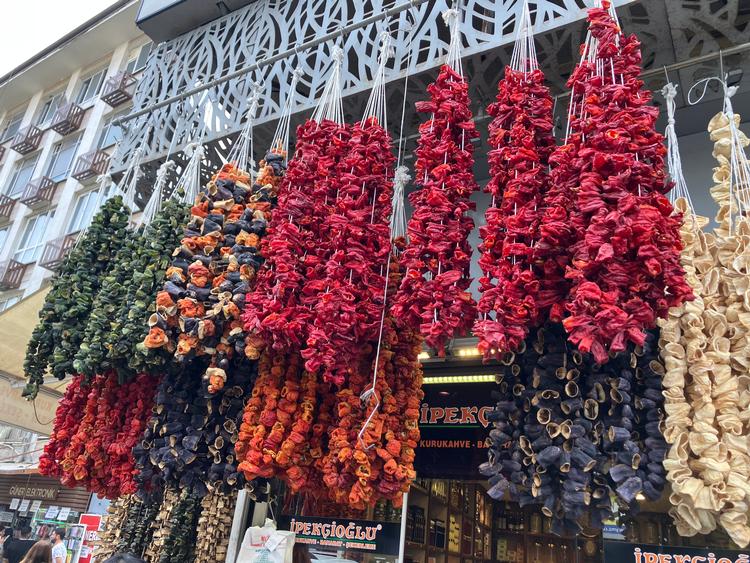 Fyldte peberfrugter og auberginer er en klassisk specialitet i Gaziantep. Her hænger de til tørre ned fra loftet. 