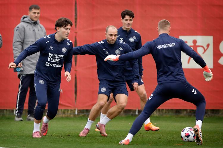 Fodboldlandsholdet træner i Helsingør forud for lørdagens kamp mod Belarus. Her ses Jonas Wind, Christian Eriksen, Christian Nørgaard og Filip Jørgensen. Foto: Jens Dresling