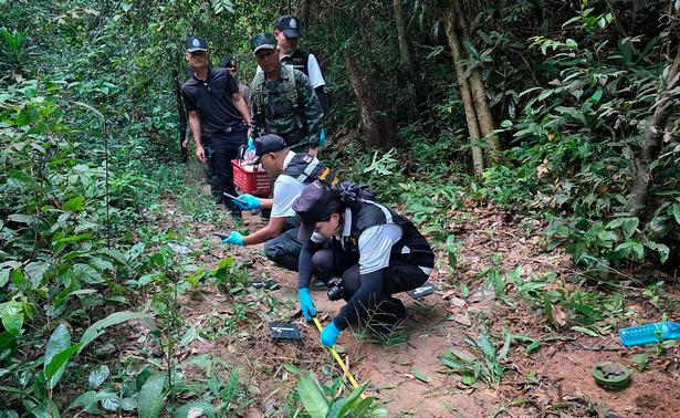 den thailandske hær undersøger fragmenter fra en landmine i Sisasket provinsen tæt på grænsen til Cambodja. Foto: Handout/Ritzau Scanpix
