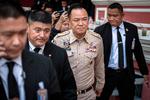 Thailands premierminister Anutin Charnvirakul mødtes med landets sikkerhedsråd, og nu er det blevet besluttet at sætte våbenhvileaftalen med Cambodja på pause. Foto: Chanakarn Laosarakham/Ritzau Scanpix