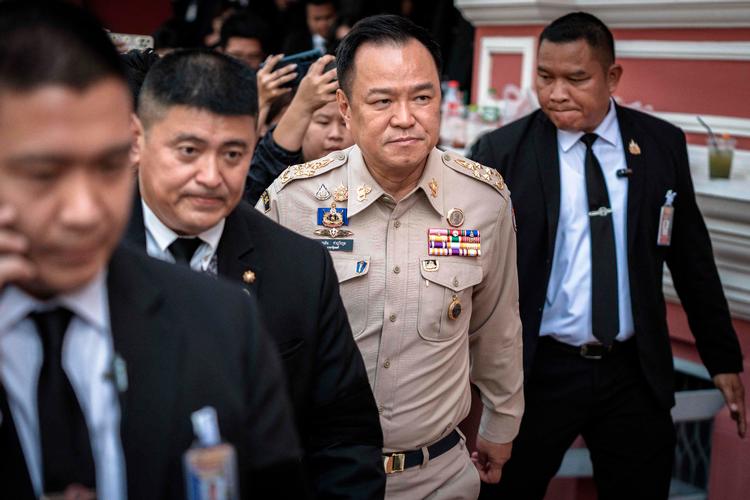 Thailands premierminister Anutin Charnvirakul mødtes med landets sikkerhedsråd, og nu er det blevet besluttet at sætte våbenhvileaftalen med Cambodja på pause. Foto: Chanakarn Laosarakham/Ritzau Scanpix