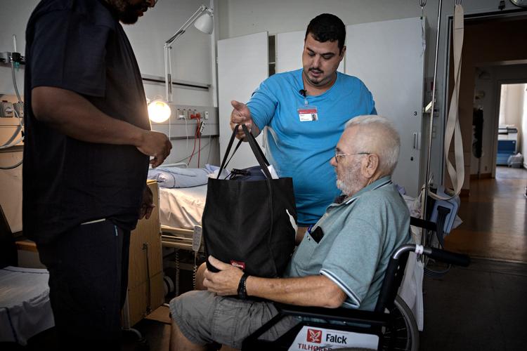 61,8 procent af ikkevestlige indvandrere i aldersgruppen var i arbejde i andet kvartal af 2025. Her ses Yashar Hemmatikhalafloo, der er sygeplejerske på Bispebjerg Hospital. Han og hans kone rejste for tre år siden fra Iran til Danmark. Billedet er taget i forbindelse med en anden historie om indvandrere i arbejde. Foto: Martin Lehmann