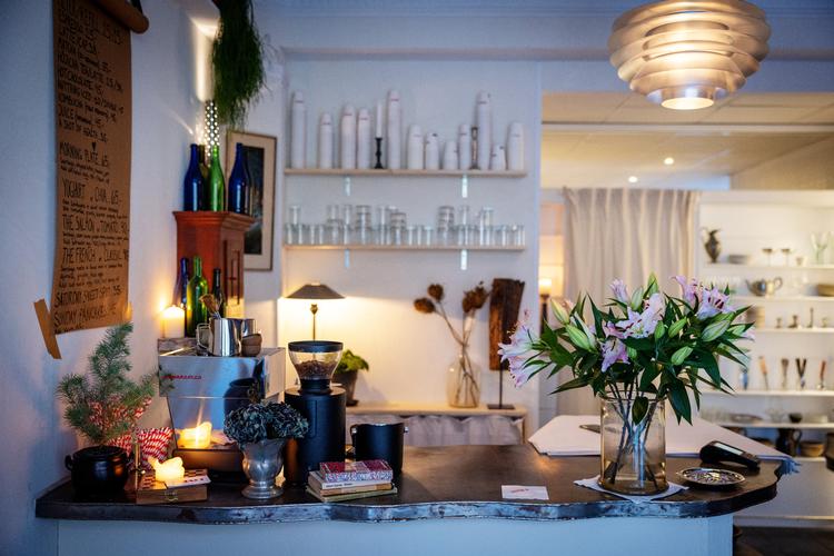 Cafeen er ny i Rantzausgade. Bare to måneder gammel og allerede et sted, der falder naturligt ind i gaden. Foto: Miriam Dalsgaard