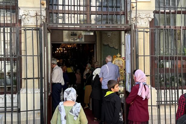 I den ortodokse kirke er der tradition for, at kvinder bærer tørklæde, når de går i kirke. Foto: Peter-Emil Hornemann