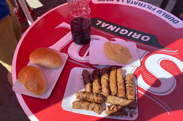 Selvfølgelig skal man smage nationalretten mici. Foto: Peter-Emil Hornemann