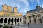 Patriarkatets Katedral er fra 1659. Bygningen til højre for kirken, Patriarkatets Palads, blev brugt som parlament under landets socialistiske periode. Foto: Peter-Emil Hornemann
