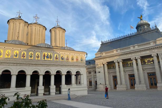 Patriarkatets Katedral er fra 1659. Bygningen til højre for kirken, Patriarkatets Palads, blev brugt som parlament under landets socialistiske periode. Foto: Peter-Emil Hornemann