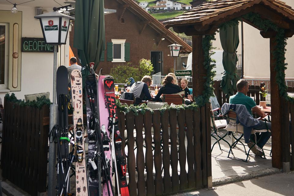 Vil du have kultur, så gå efter de lokale beværtninger som Dorfcafé i Gaschurn frem for de store kommercielle afterskisteder. Foto: Alexander Vissing