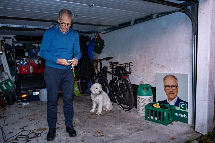 Michael Brautsh i garagen med hunden Teddy.  Foto: Martin Lehmann