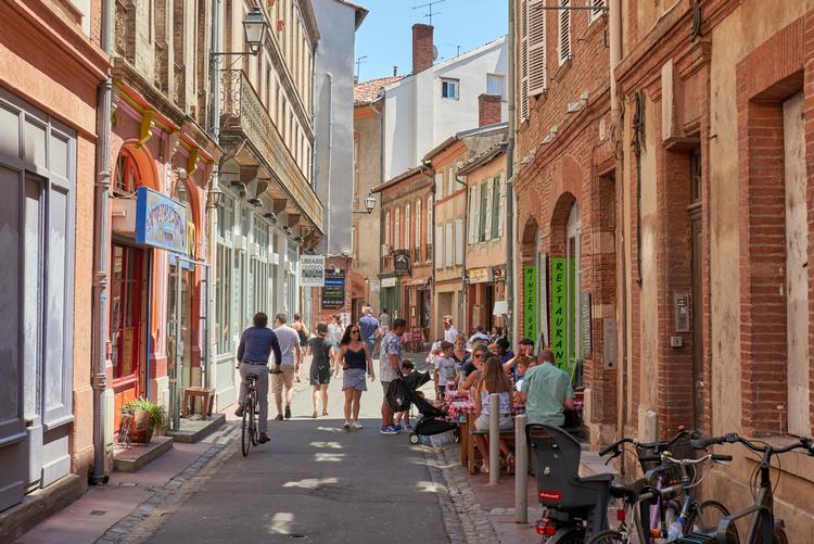 Stemningsfulde gader og pladser med cafeer er Toulouse, 'den rosa by', i en nøddeskal. Foto: Dominique Viet