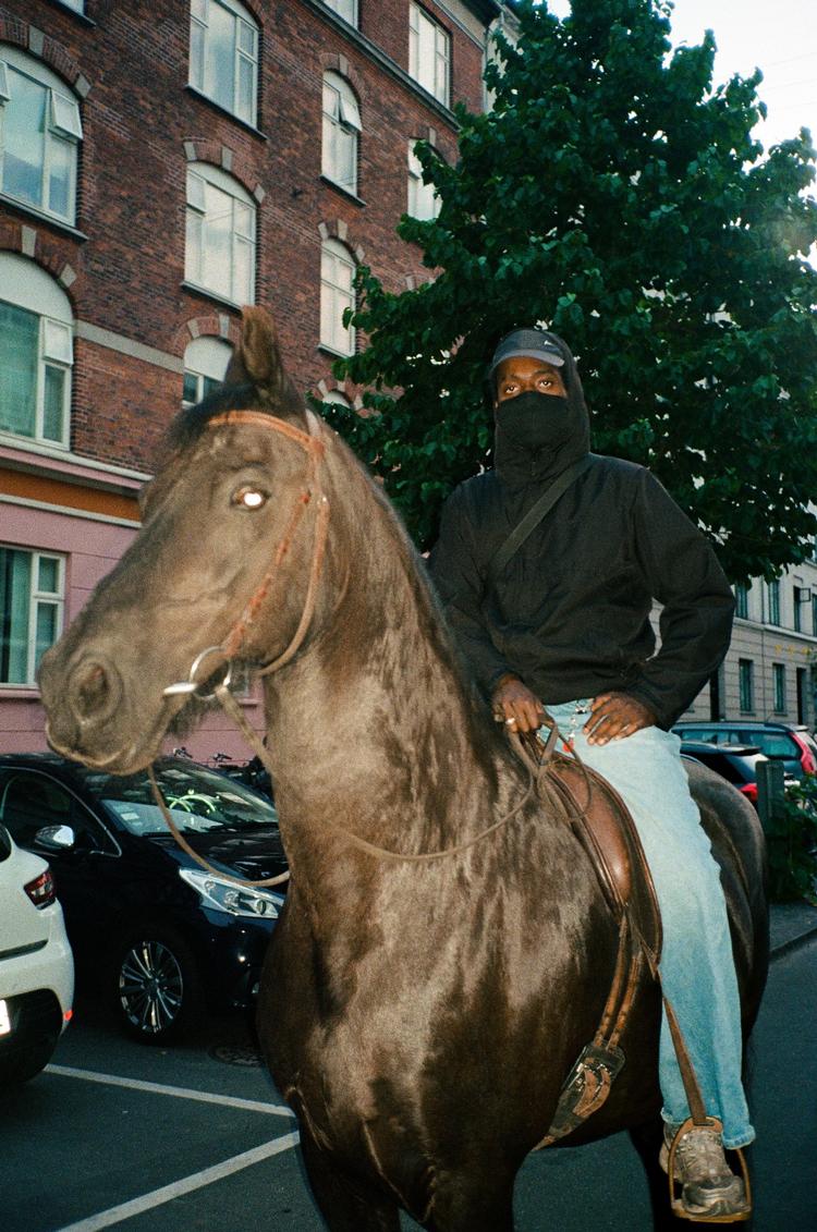 Efter to års tavshed vender Afskum alias Prince Askar tilbage igen med trukket kniv i sin poesi. Pr-foto: Søren Wolff