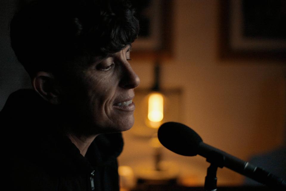 Med sin karakteristiske stemme og nærmest musikalske rytme gjorde Andrea Gibson spoken word til en form for aktivisme Foto: Apple TV 