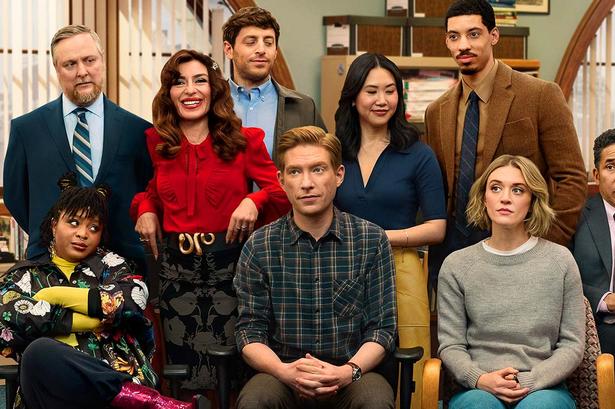 Domhnall Gleeson som Ned Sampson, han er ny chefredaktør på en lokalavis, der forsøger at genopfinde sig selv under dokumentarholdets nysgerrige blik Foto: Peacock/PR