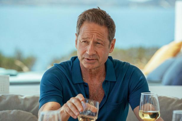 Jamie Tanner (David Duchovny) lever livet på solsiden. Men har han en dyster hemmelighed i sin fortid? Og truer denne hemmelighed mon hans nutid? Find selv på flere retoriske spørgsmål.  Foto: Prime Video