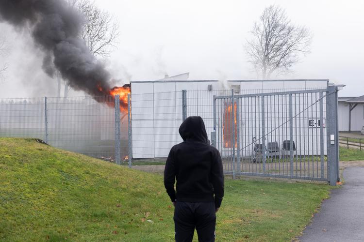 Tirsdag udbrød der brand på Udrejsecenter Kærshovedgård, der ligger sydøst for Ikast og huser afviste asylansøgere, udvisningsdømte kriminelle og personer på tålt ophold. Foto: Loui Pedersen