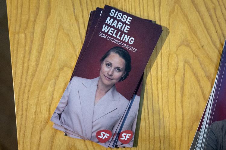 Sisse Marie Wellings (SF) ansigt pryder flyers ved et udsolgt vælgermøde arrangeret af ældreorganisationer, men selv er hun ikke til stede som planlagt. Foto: Vikki Søholm