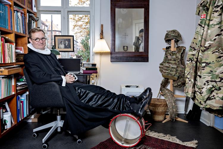 Orlogspræst Andreas Christensen spiller trompet og cello i en kvartet. I musikken ser han de dystre, alvorlige akkorder som et forstadie til, at klangen kan ændre sig. Ligesom i livet. Hjemmeværnstrommen bruger han lejlighedsvis til en trommehvirvel. Foto: Martin Lehmann