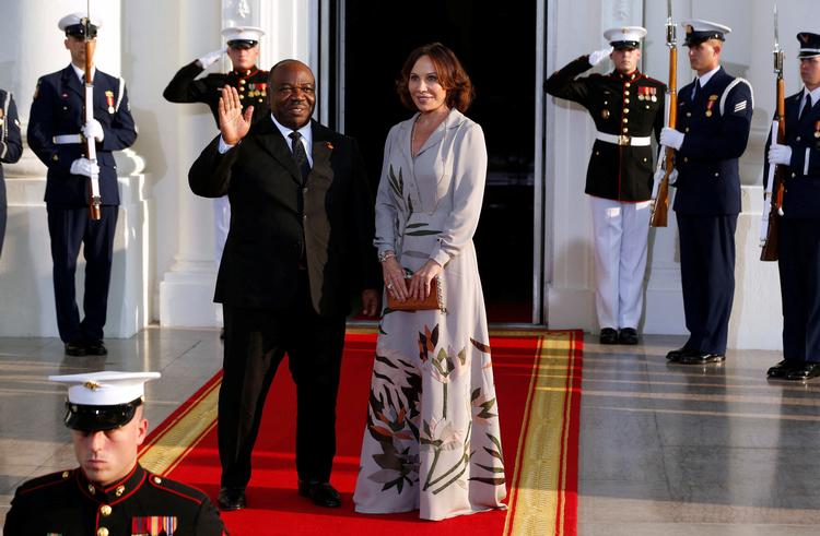 Gabons tidligere præsident, Ali Bongo Ondimba, ses her med sin kone Sylvia Bongo på den røde løber foran Det Hvide Hus i august 2014.  Foto: Larry Downing/Ritzau Scanpix