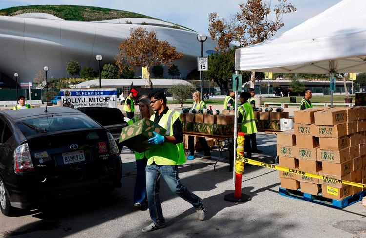 Borgere i Los Angeles holdt tirsdag i lange bilkøer for at få gratis fødevarer ved en uddeling arrangeret af byens fødevarebank som følge af, at Trump-administrationen har sat hjælpeprogrammet Snap på pause. Foto: Mario Tama/Ritzau Scanpix
