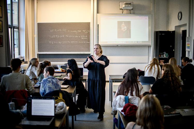Bertha Rex Coley, der underviser i engelsk og historie på Gefion Gymnasium i København, er rørt over at være blevet nomineret til Politikens Undervisningspris. Foto: Janus Engel/Janus Engel