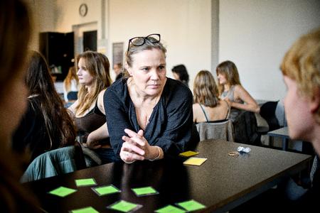 Gymnasielærer Bertha Rex Coley er værdsat for at tænke ud af boksen i sin undervisning og bruge mange forskellige metoder for at fastholde elevernes fokus. Her er der taget grønne og gule kort i brug til en quiz om 1800-tallets feminisme. Foto: Janus Engel/Janus Engel