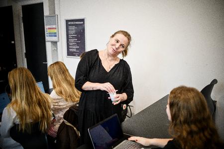 Bertha Rex Coley er meget fagligt begejstret som menneske, men det hele starter og slutter med eleverne. Hun elsker at være sammen med teenagere, fordi de er et særligt formativt sted i deres liv. Foto: Janus Engel/Janus Engel