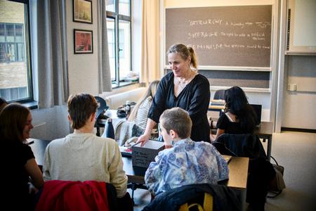 Hun er som en 'sej tante', man elsker at være sammen med, siger eleverne i 2.C om deres lærer. Det er hendes nærvær og smittende energi, der for alvor gør indtryk, forklarer de. Foto: Janus Engel/Janus Engel