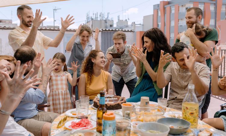 'En anden verden' er baseret på kortfilmen ’Sorda’, der betyder ’døv’ på spansk; skrevet og instrueret af Eva Libertad, der er hørende. I hovedrollen som Ángela ses Miriam Garlo (nr. 3 fra højre), der er instruktørens søster. Historien opstod, da Garlo for nogle år tilbage luftede tanker om at bliver mor. Foto: Filmbazar 