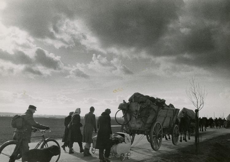 Cirka 350 borgerne fra byen Lübchen på flugt fra den Røde Hær i 1945. Fotografiet kan ses på Berlins Dokumentationszentrum Flucht, Vertreibung, Versöhnung. Foto: Tschira Foto: Tschira