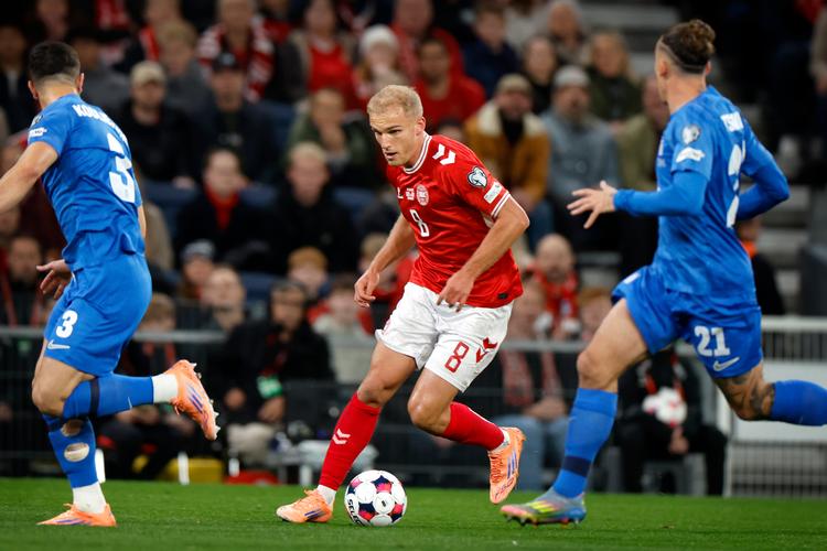 Gustav Isaksens vigtigste opgave på landsholdet er at udfordre, drible og løbe dybt for at gøre det danske spil dynamisk og bringe modstanderne ud af balance. Det er vejen til chancer og mål.  Foto: Jens Dresling