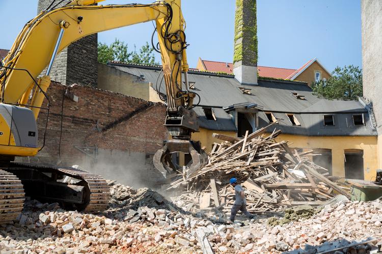 Masser af bevaringsværdige huse bliver revet ned, fordi kommunerne ikke har ressourcer og tid til at lave en bevarende lokalplan for bygningen. I fremtiden skal det være meget lettere at sige nej til nedrivninger som eksempelvis de gamle slagtehuse på Vesterbro, der måtte lade livet til fordel for nybyggede lejligheder.
 Arkivfoto:  Louise Herrche Serup