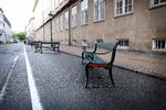 Grønne københavnerbænke er netop blevet sat op og spærrer for det, der var 600 parkeringspladser i Middelalderbyen. Konservative er et af de partier på rådhuset, der er trætte af at fjerne pladser. De vil hellere hjælpe københavnerne med flere p-pladser.. Også S og V vil kæmpe for plads til flere biler i byen.  Foto: Jens Dresling