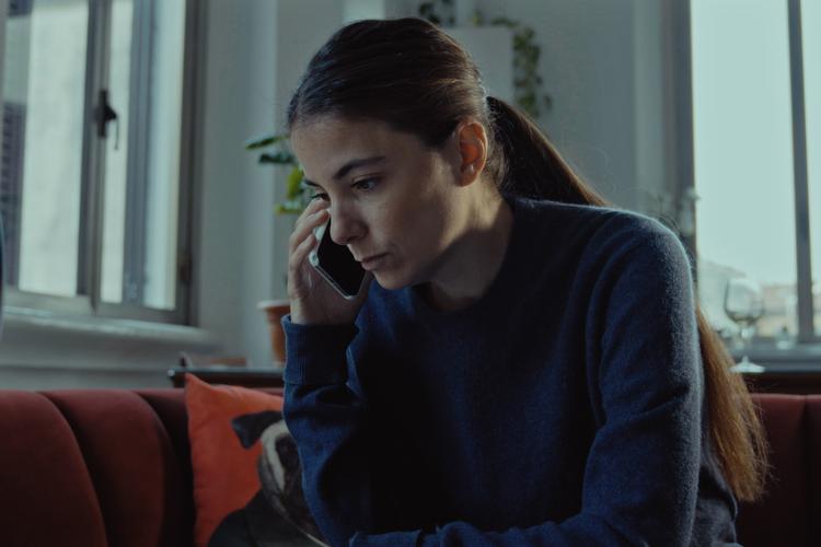 Det er ekstremt vigtige oplysninger, journalisten Giulia Innocenzi graver frem fra det mørke, EU, lobbyister og landbruget laver aftaler i. Men hun farer vild i aktivist-dokumentaren, hvor hun selv tror, hun er helten. Foto: Camera Film