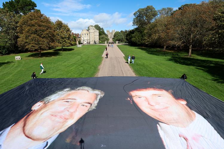 Demonstranter lagde et stort banner med Epstein og Trump ud på jorden i nærheden af Windsor Slot i forbindelse med Trumps besøg i Storbritannien tidligere på året. Foto: Hannah Mckay/Ritzau Scanpix