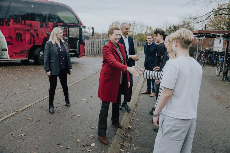 Elever fra 9.a på Maglehøjskolen i Ølstykke bød statsminister Mette Frederiksen, undervisningsminister Mattias Tesfaye og Egedals borgmester, Vicky Holst Rasmussen, velkommen til en snak om mobiler i skolen og uro i klassen.  Foto: Peter Maunsbach