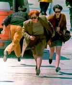 Civile løber mod sikkerhed i Sarajevo i april 1995. Foto: Chris Helgren/Ritzau Scanpix