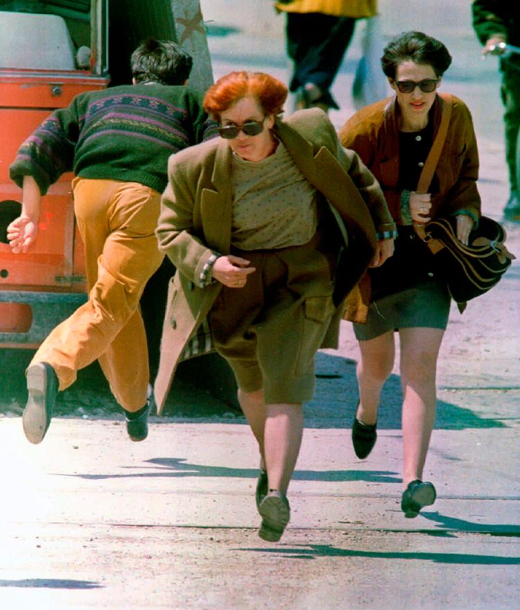 Civile løber mod sikkerhed i Sarajevo i april 1995. Foto: Chris Helgren/Ritzau Scanpix