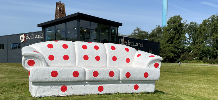 Den store sofa i fire af sine mange forklædninger. Den lyserøde version med pige og pony indgik i en serie på sociale medier, hvor duoen fik taget billeder af sig selv på sjove og usædvanlige steder.     